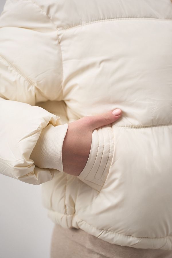 Пуховик короткий з капюшоном на замку молочний KUKZK #RU# Пуховик короткий с капюшоном на замку молочный  KUKZK № 4