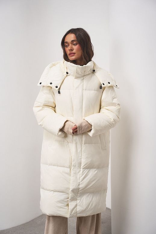 Пуховик довгий з капюшоном молочний