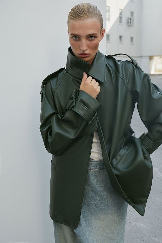 Тренч з екошкіри на замші вкорочений з поясом зелений - №2