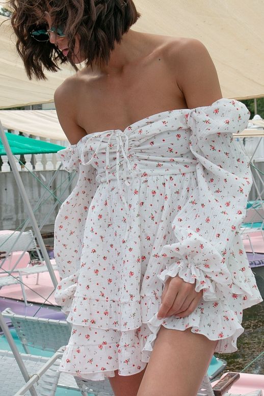Сукня міні муслінова з рюшами білий в червоні квіти
