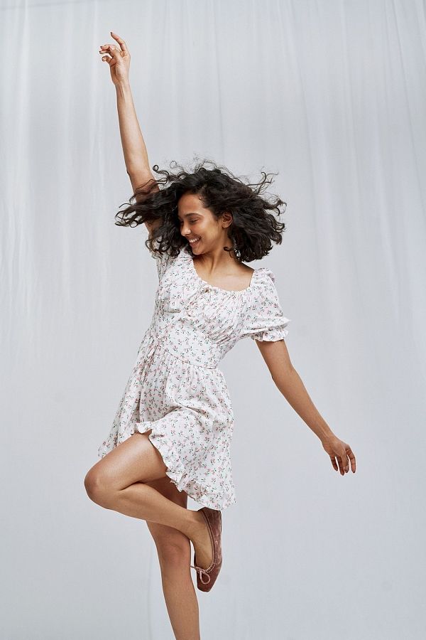 Сукня міні з поясом та рюшами молочне в рожеві троянди D0723/1 № 1