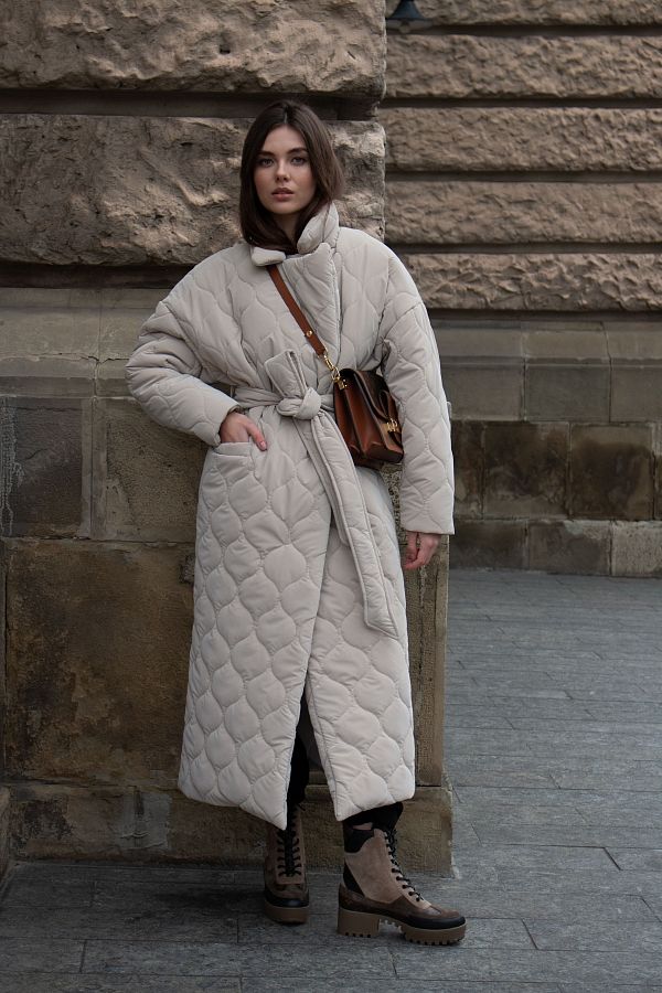 Куртка стьобана довга з поясом візерунок хвилька бежева МБПЩ001/6 #RU# Куртка стеганная длинная с поясом узор волна бежевая МБПЩ001/6 № 1
