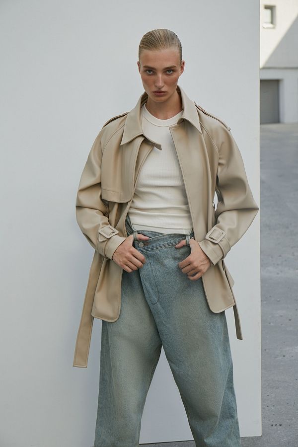  Тренч з екошкіри на замші вкорочений з поясом світло-бежевий МБКТ009/4 #RU# Тренч из экокожи на замше укороченный с поясом светло-бежевый МБКТ009/4 № 1